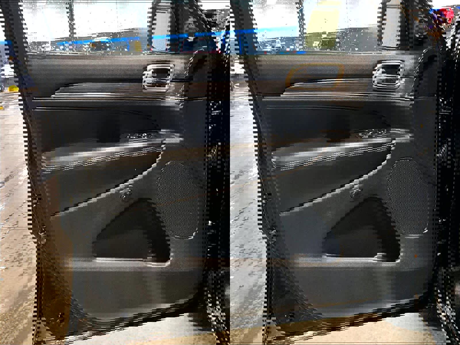 Used 2017 Jeep Grand Cherokee Overland image 9