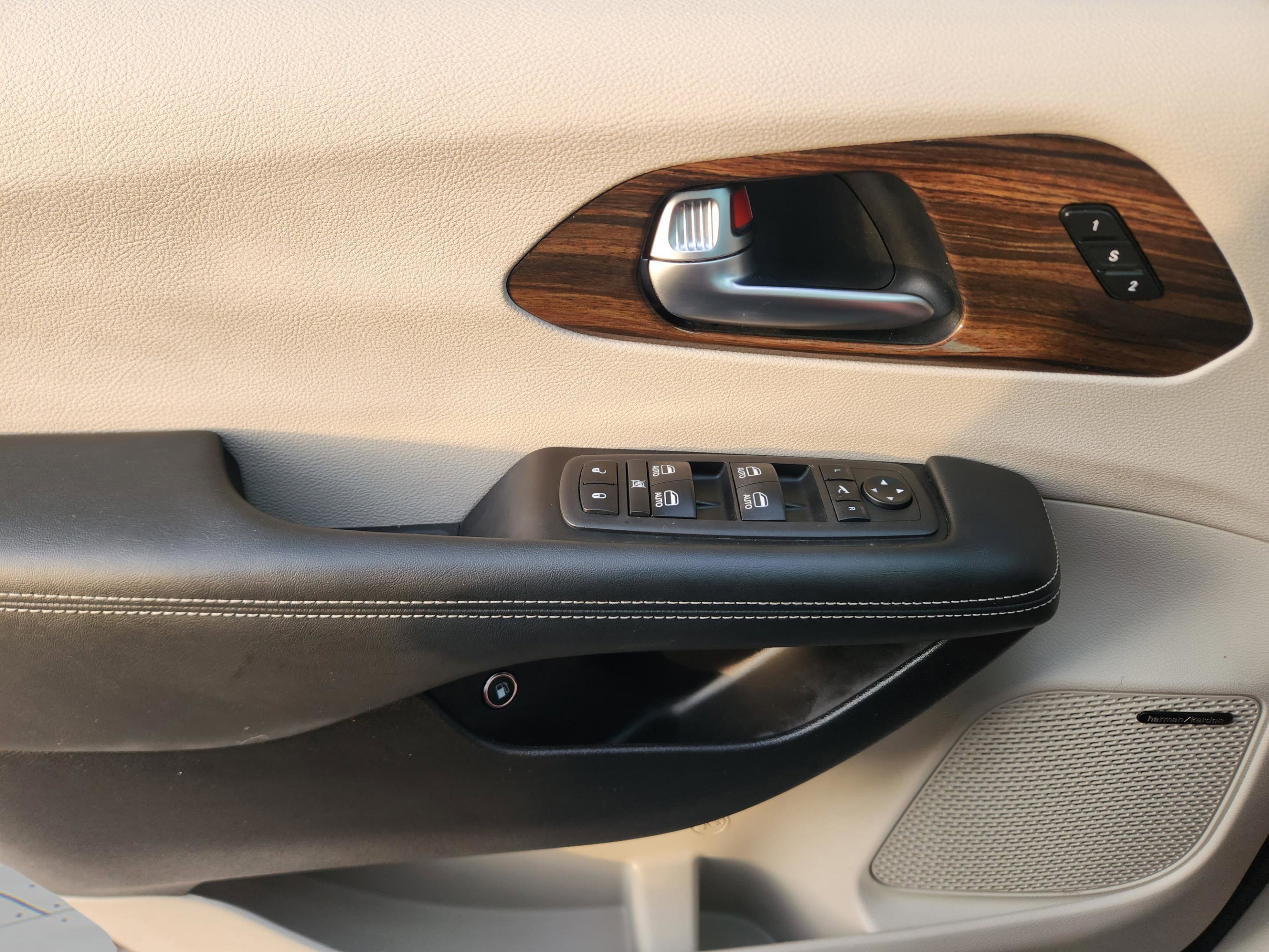 Used 2022 Chrysler Pacifica Limited image 31