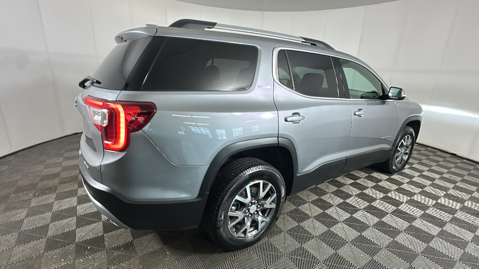 Used 2023 GMC Acadia SLE w/ Driver Convenience Package AWD/4WD image 3