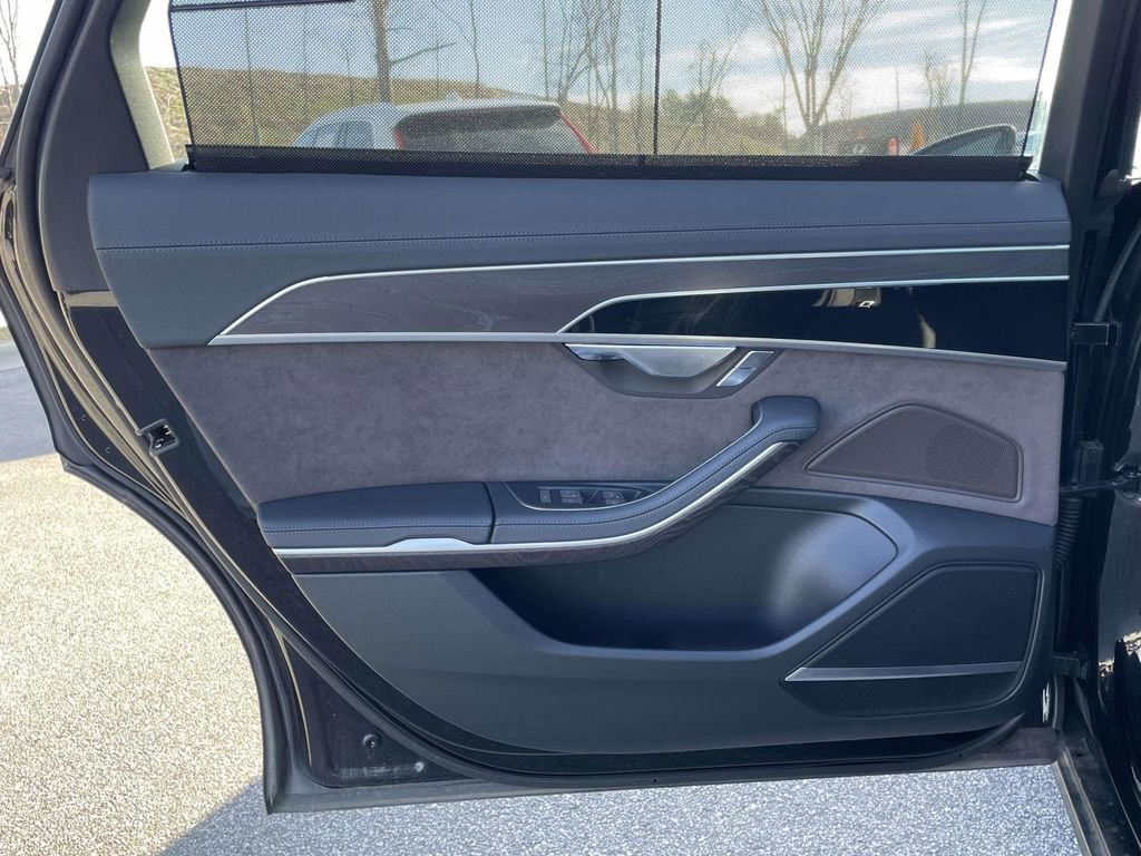 Used 2023 Audi A8 L 3.0T image 2