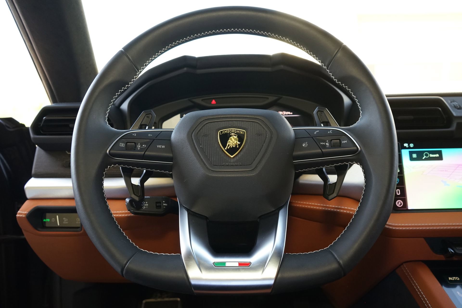 Used 2025 Lamborghini Urus SE image 13