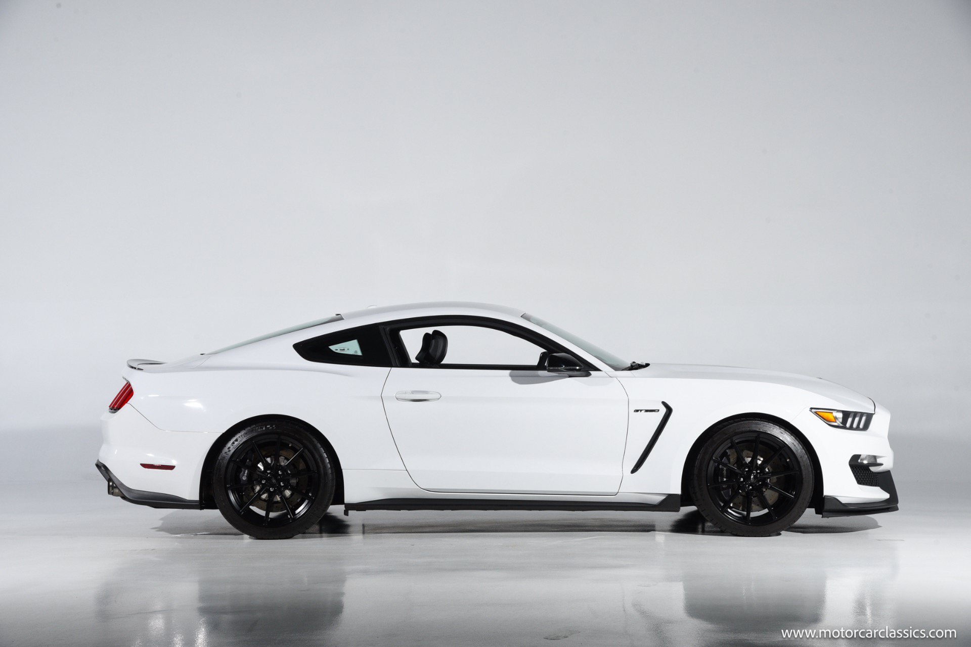 Used 2016 Ford Mustang Shelby GT350 w/ Technology Package RWD image 8