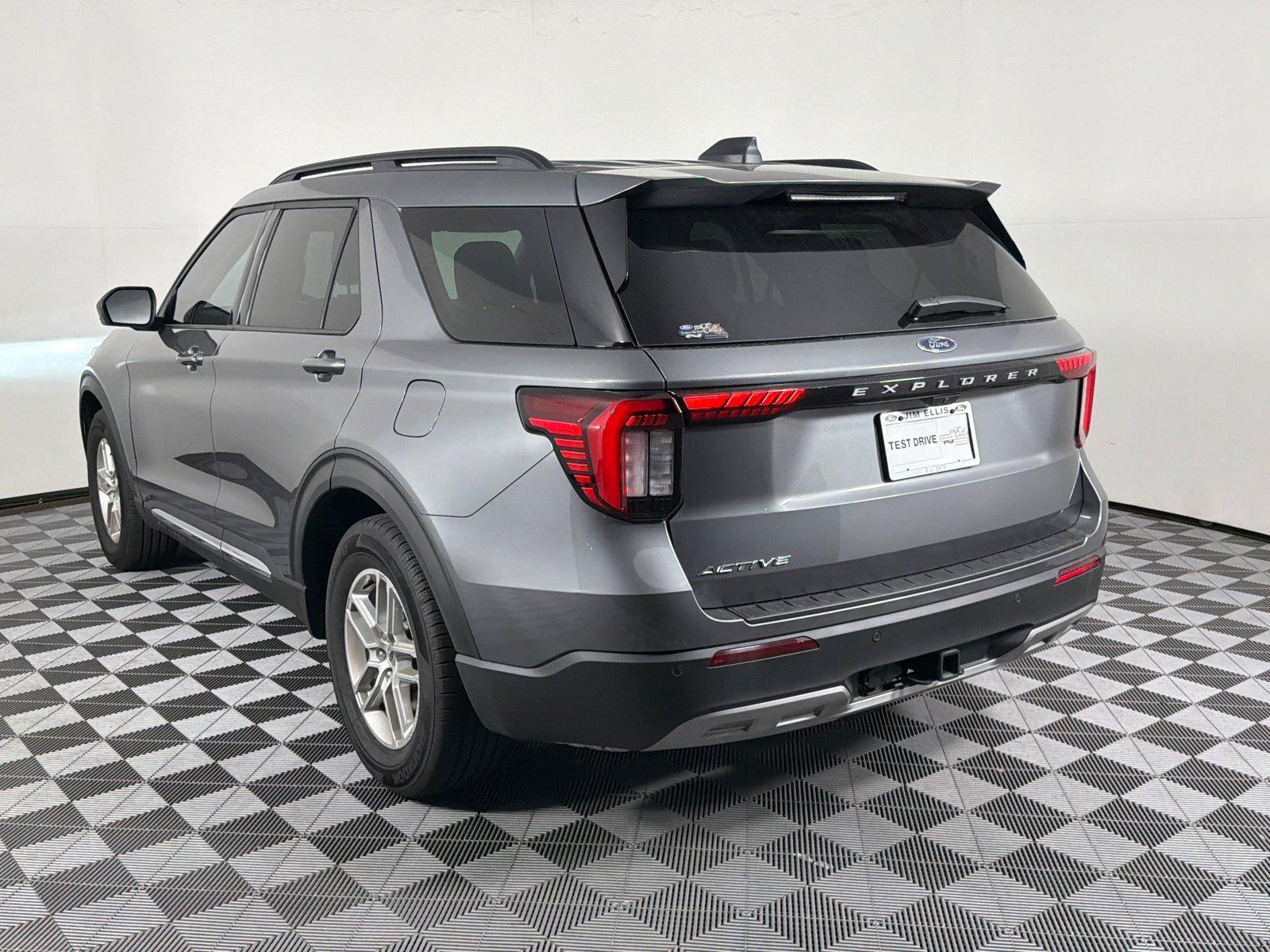 Used 2025 Ford Explorer Active w/ Active Comfort Package RWD image 5