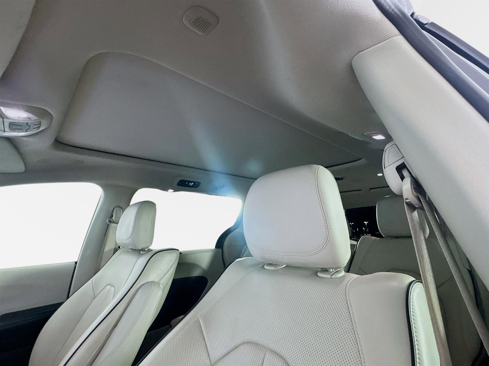Used 2021 Chrysler Pacifica Limited w/ Uconnect Theater Family Group image 15