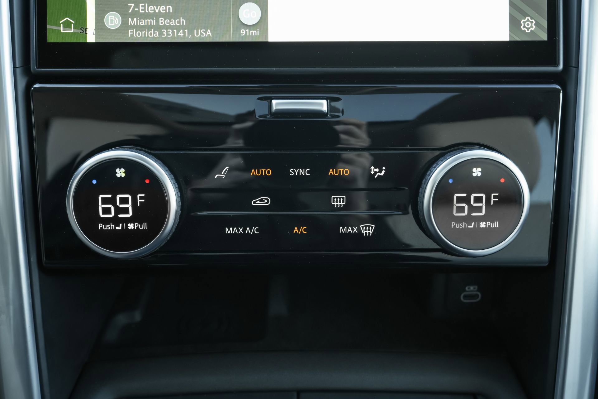 Used 2025 Land Rover Discovery S AWD/4WD image 17