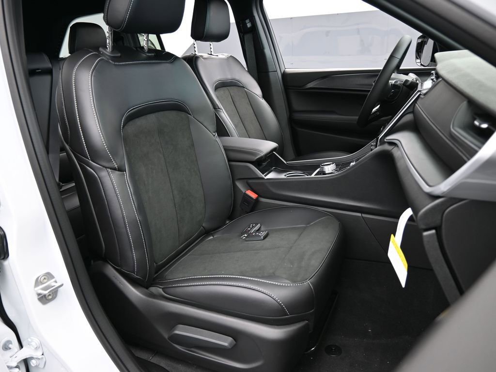 New 2025 Jeep Grand Cherokee Altitude image 40