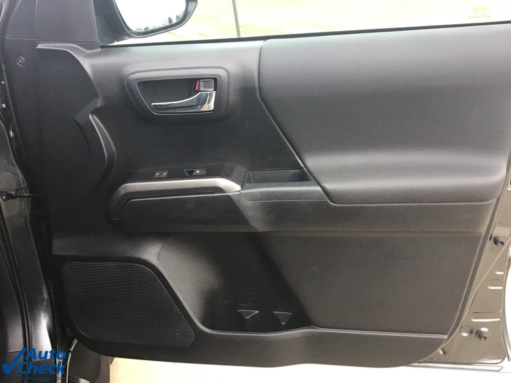 Used 2021 Toyota Tacoma TRD Sport w/ Technology Package image 16