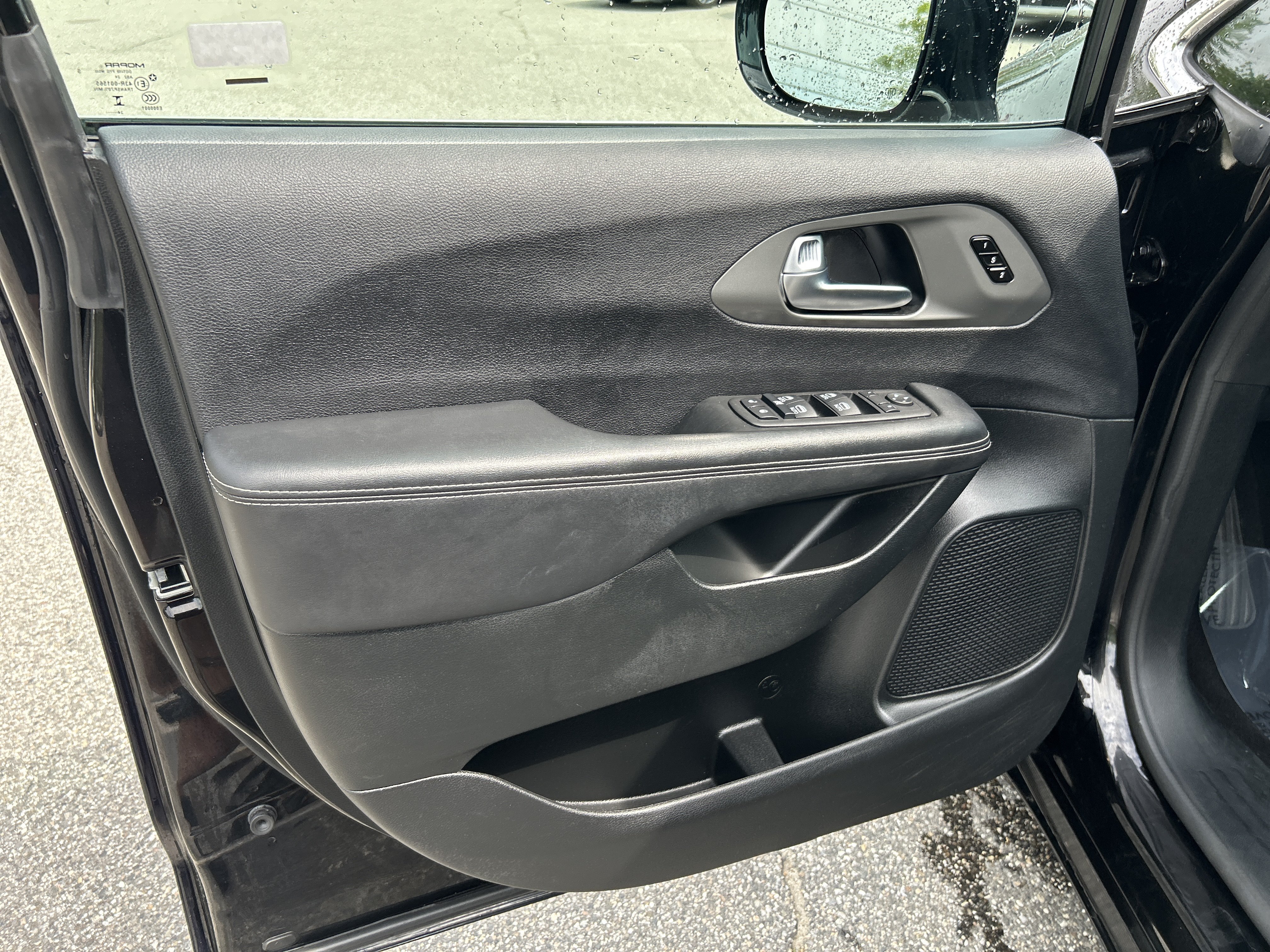 Used 2025 Chrysler Pacifica Select FWD image 15