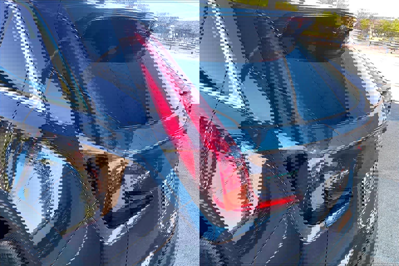 Used 2024 Cadillac XT4 Luxury w/ Cold Weather Package image 28