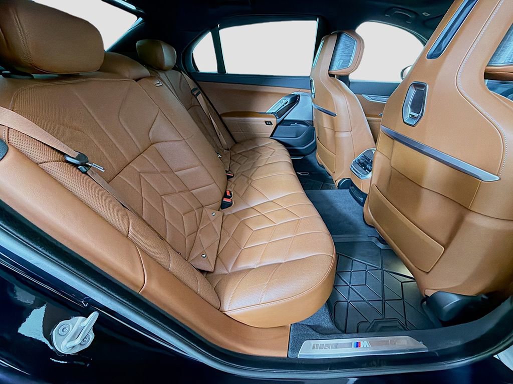 Used 2023 BMW 760i xDrive w/ Executive Package image 29
