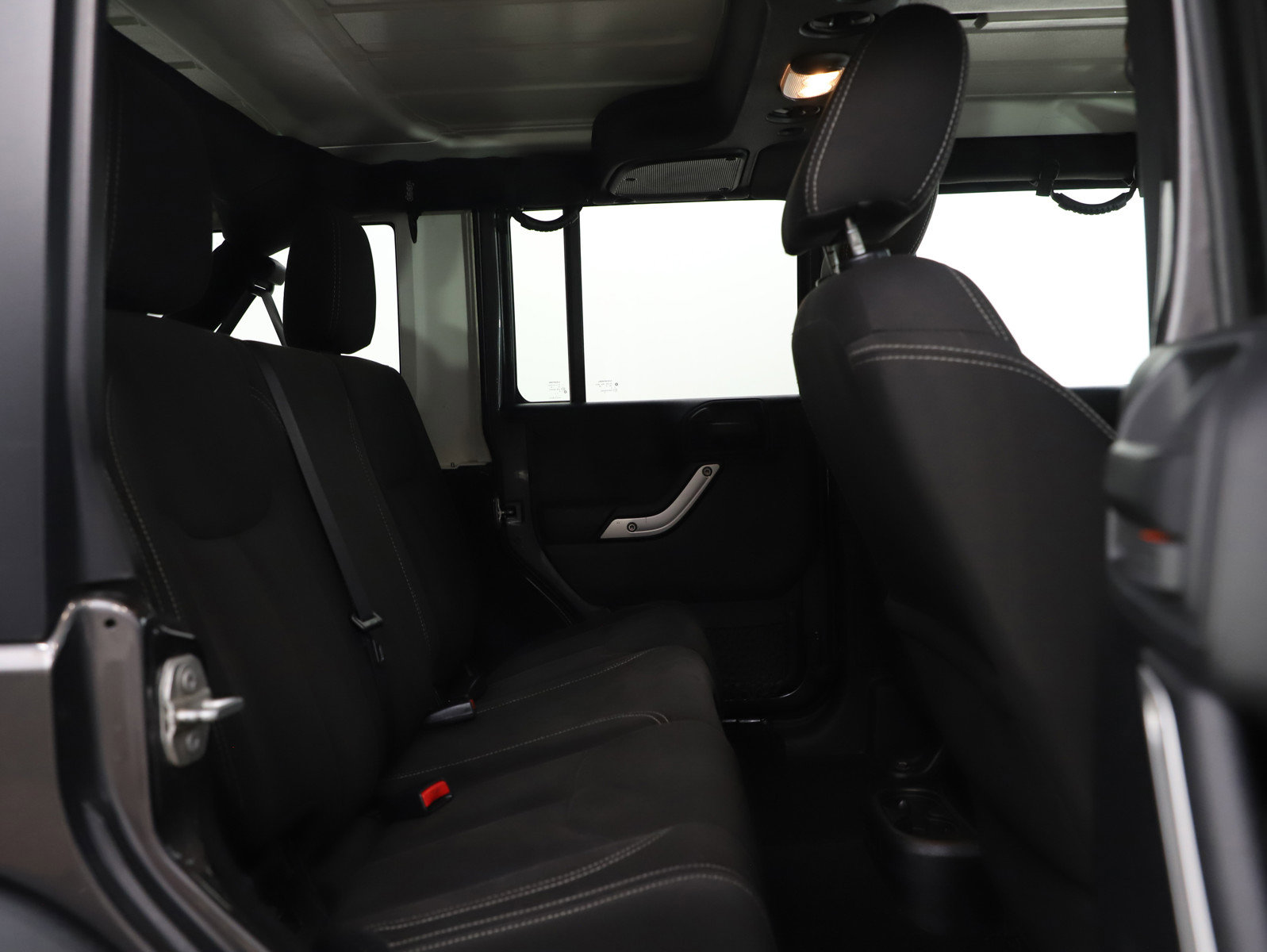 Used 2016 Jeep Wrangler Unlimited Rubicon w/ Connectivity Group image 12