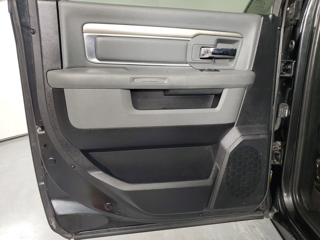 Used 2018 RAM 1500 SLT image 29