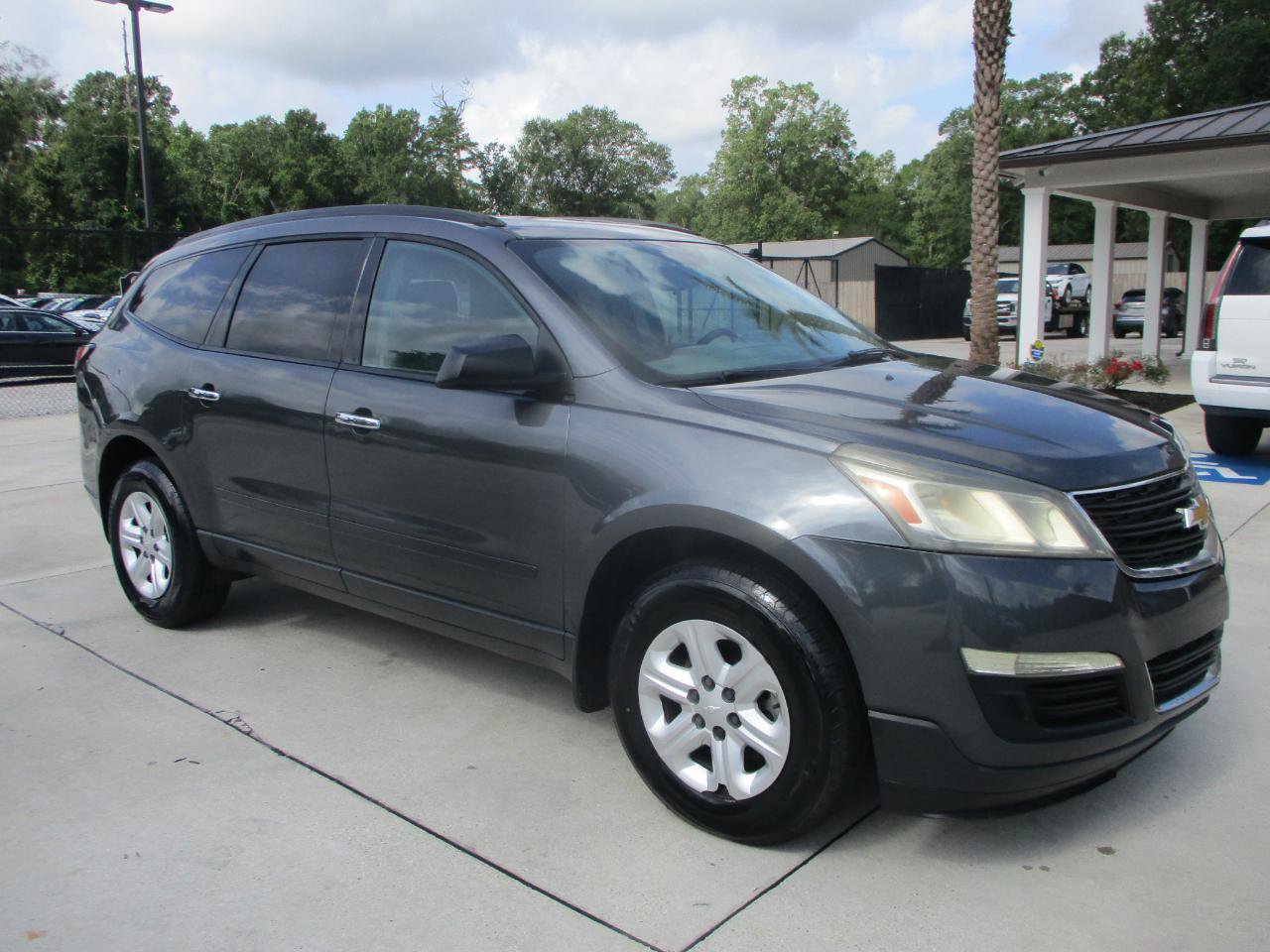 Used 2014 Chevrolet Traverse LS FWD image 2