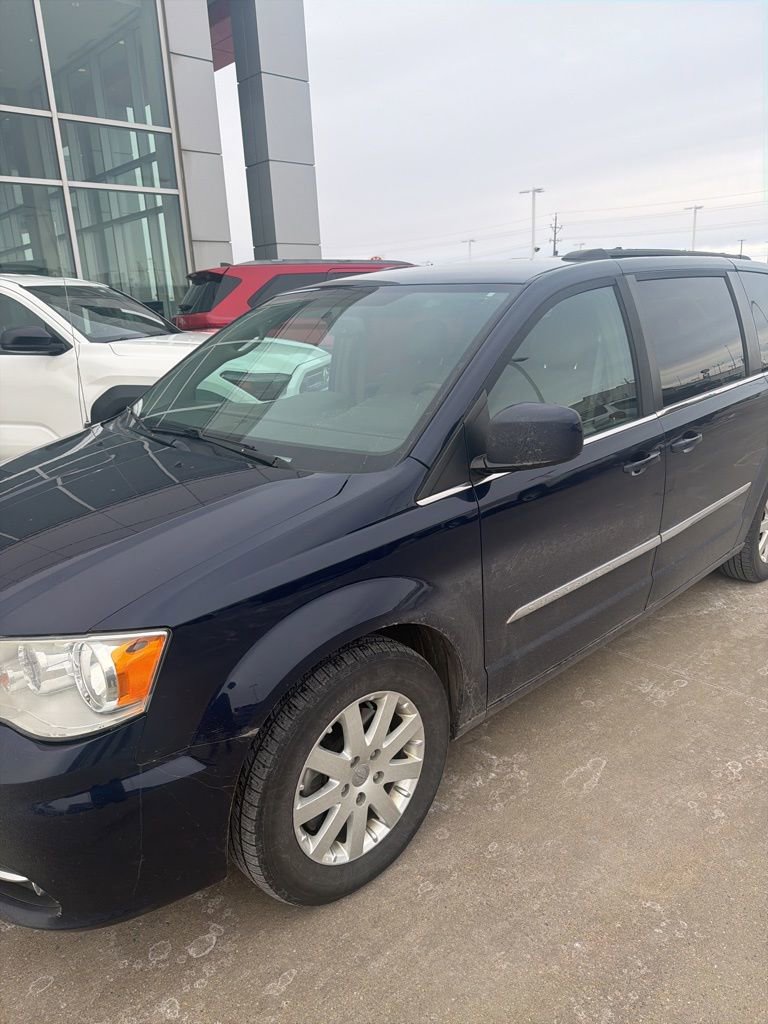 Used 2016 Chrysler Town & Country Touring image 7