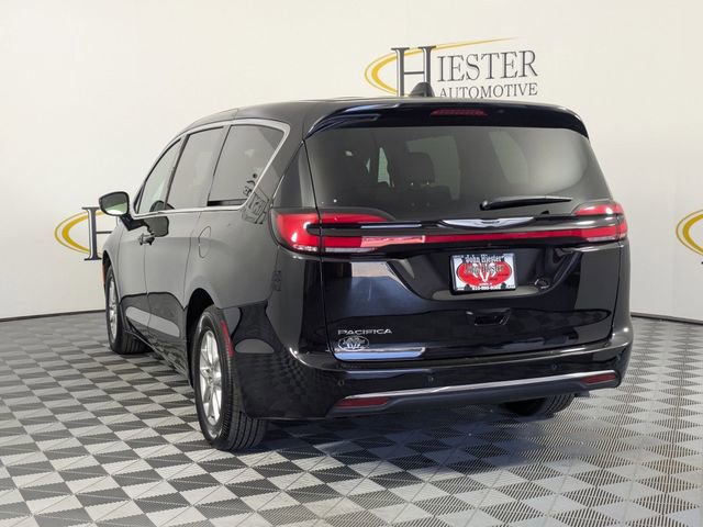 Used 2025 Chrysler Pacifica Select image 2
