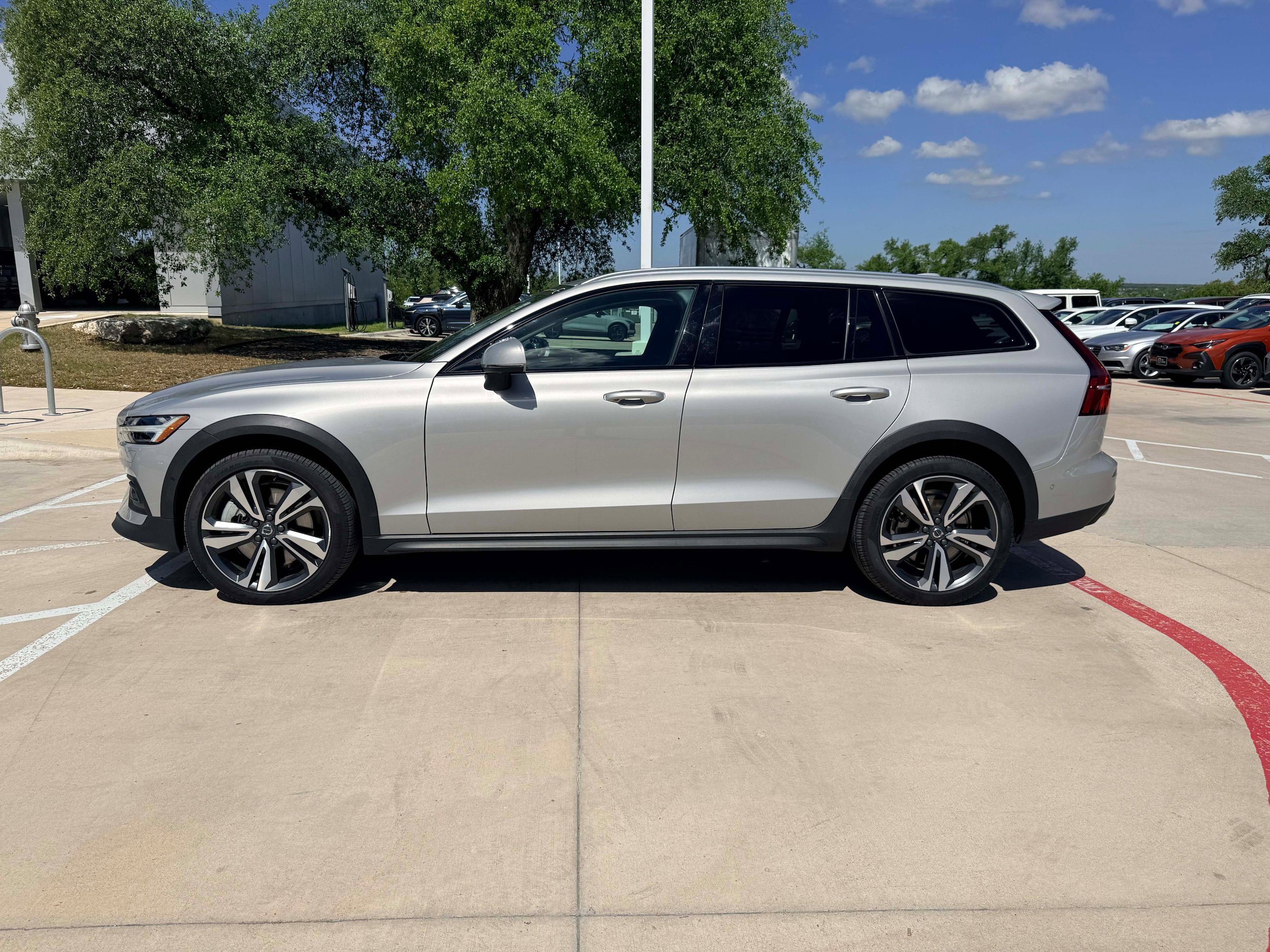 Certified 2025 Volvo V60 B5 Cross Country Plus AWD/4WD image 3