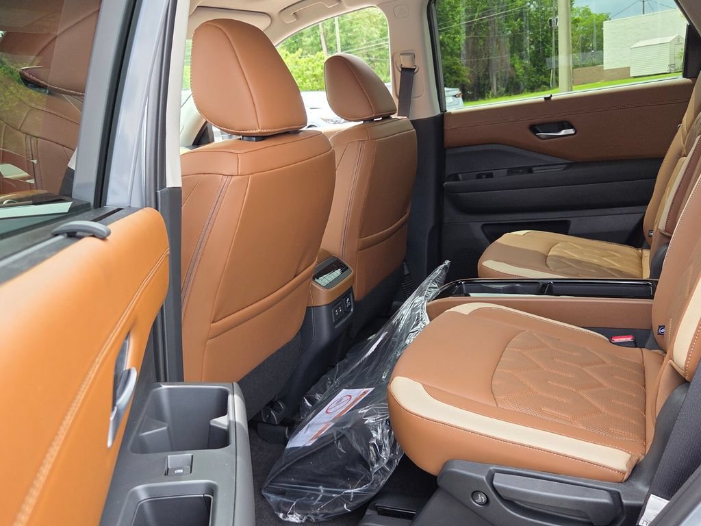 New 2026 Nissan Pathfinder Platinum FWD image 5