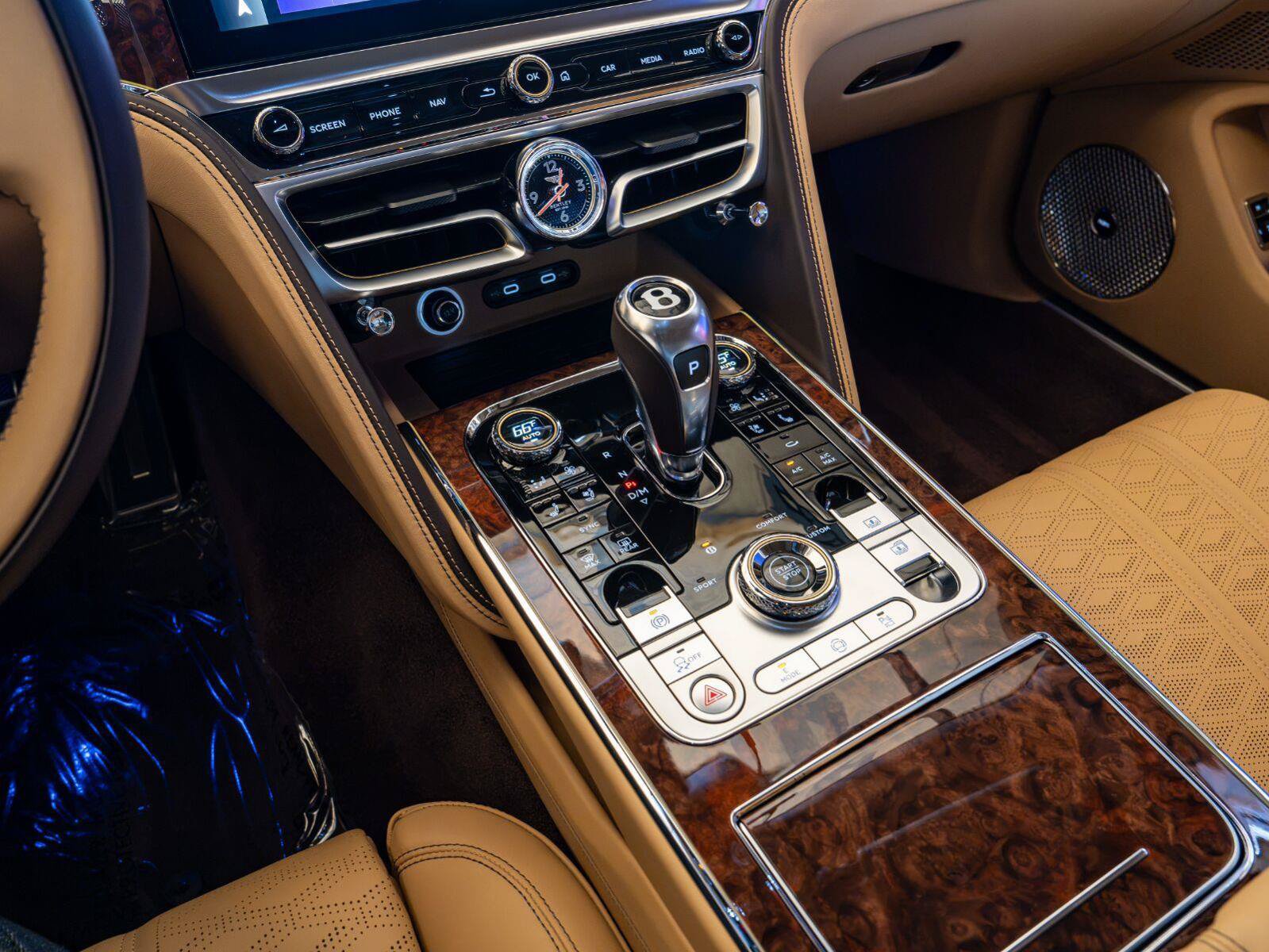Used 2025 Bentley Flying Spur Plug-In Hybrid AWD/4WD image 15