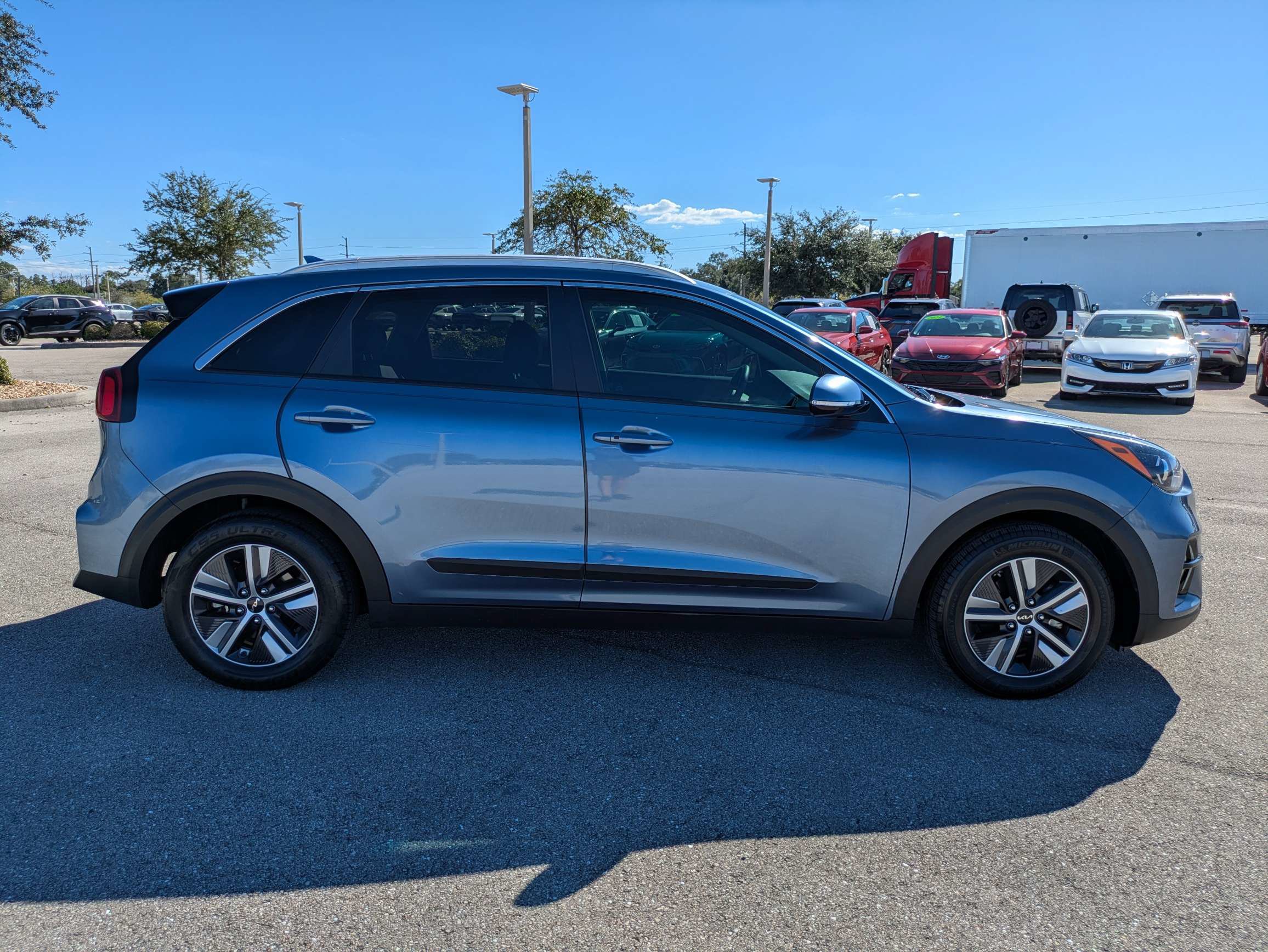 Used 2022 Kia Niro EX Premium FWD image 3
