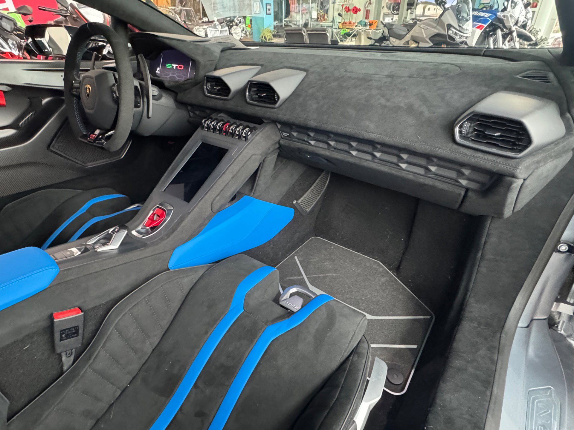 Used 2023 Lamborghini Huracan STO image 24