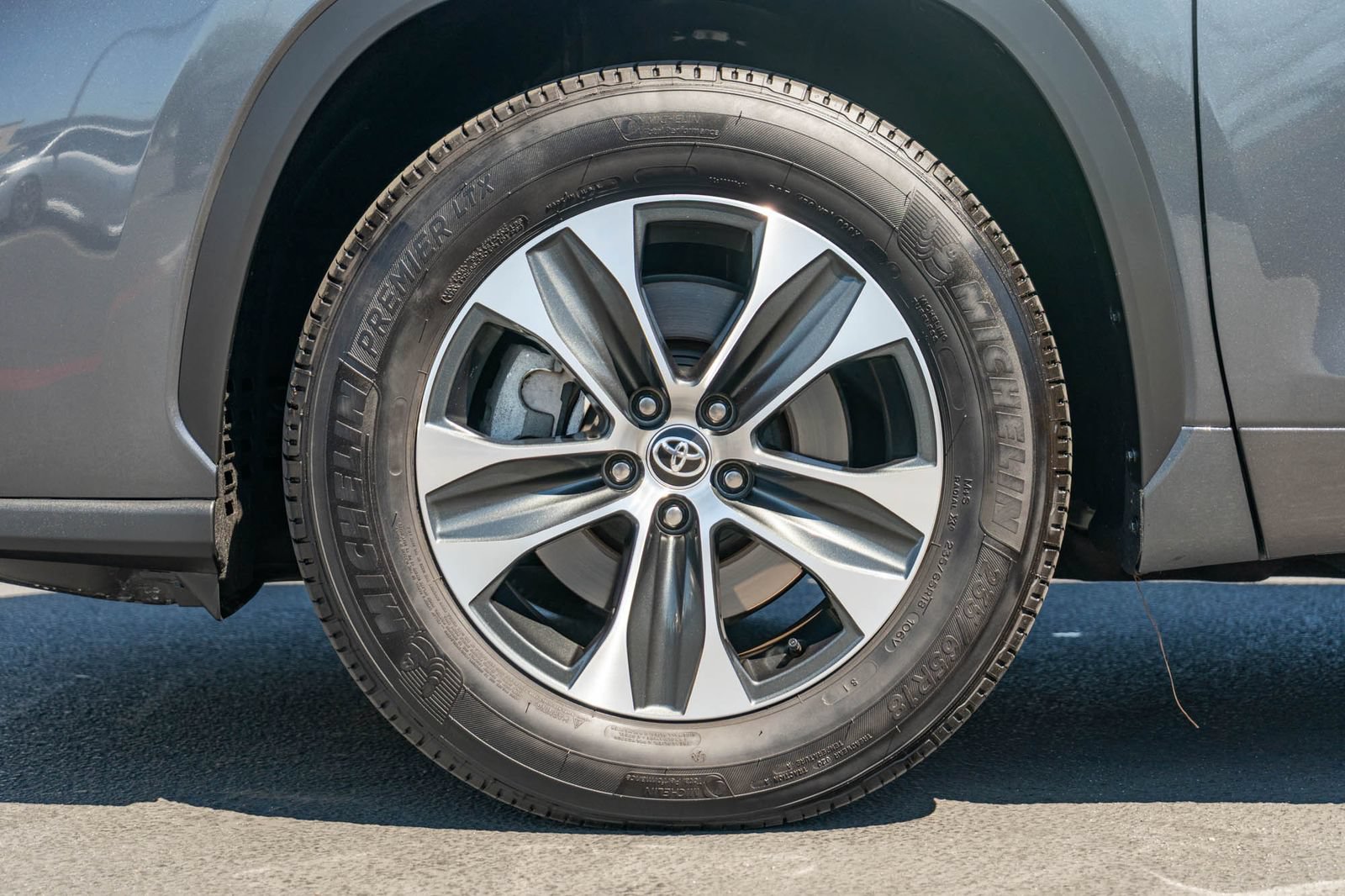 Certified 2025 Toyota Highlander XLE FWD image 6