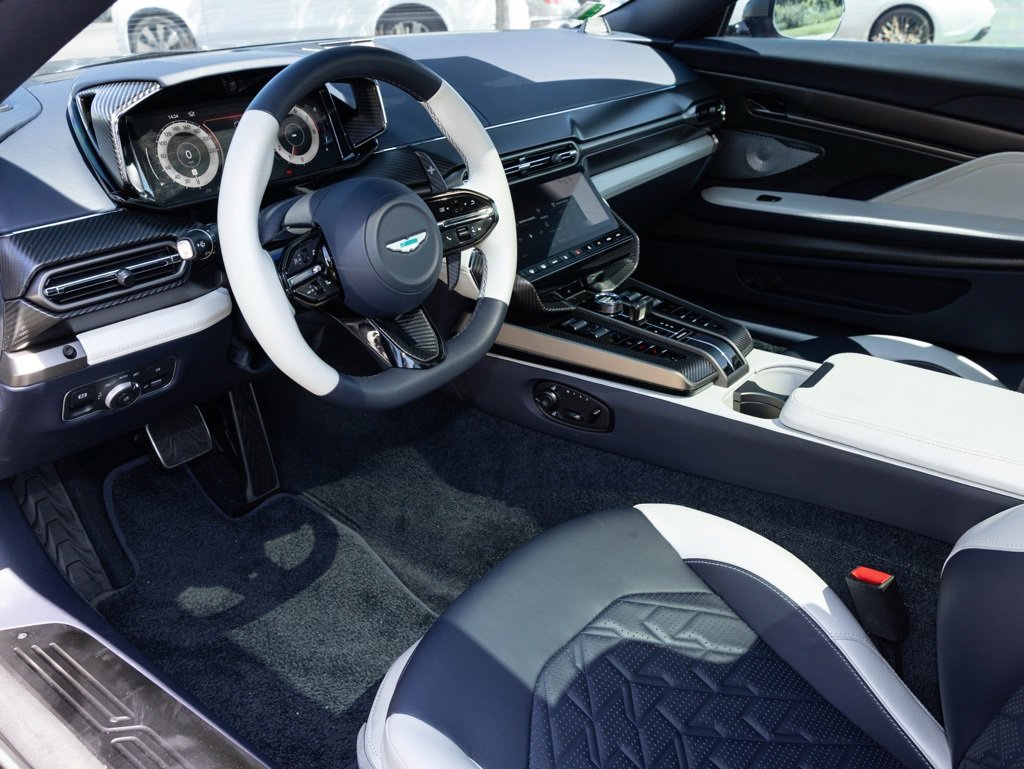 Used 2025 Aston Martin Vanquish image 2