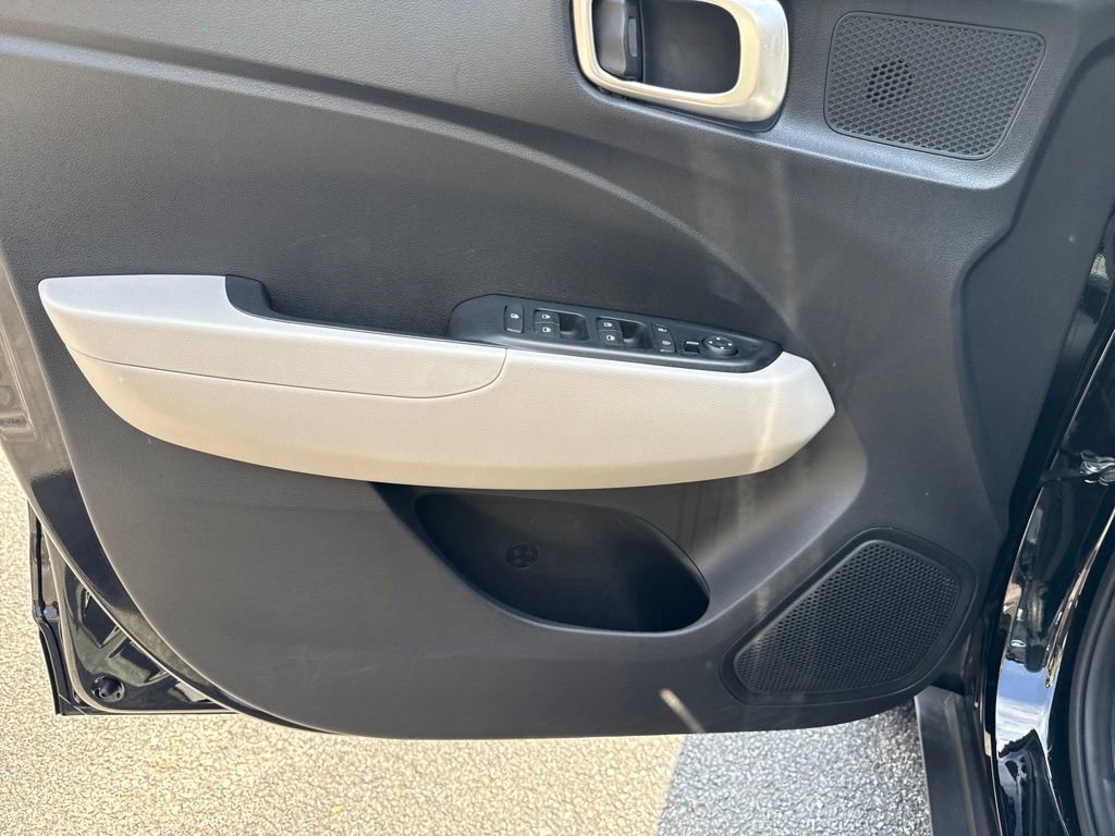 Used 2025 Hyundai Venue SEL image 13