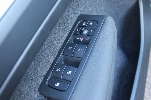 Used 2025 Volvo XC40 B5 Plus image 11