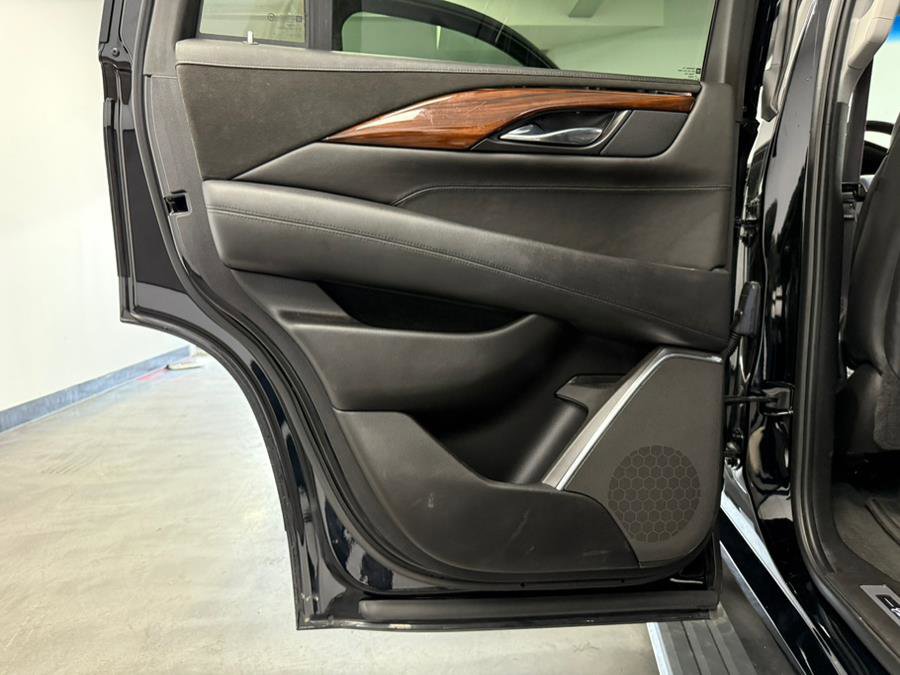 Used 2015 Cadillac Escalade Premium image 30