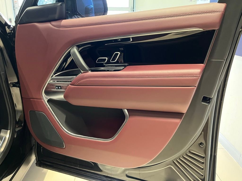 Used 2025 Land Rover Range Rover SE image 39