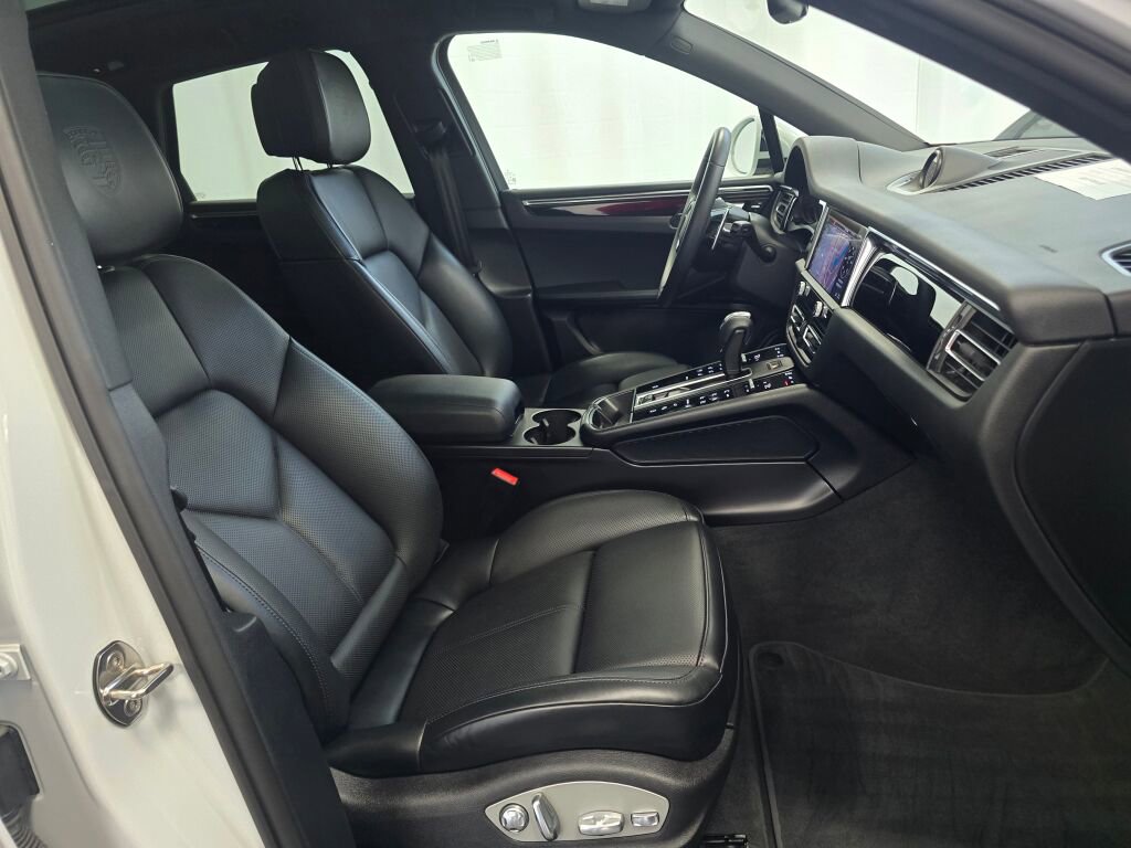 Certified 2024 Porsche Macan image 28
