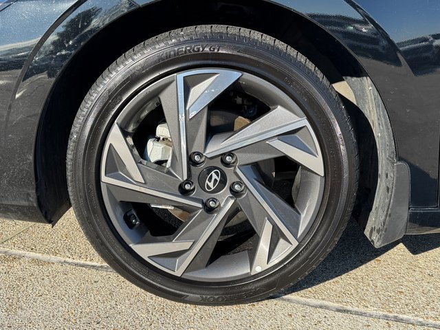 Used 2024 Hyundai Elantra Limited image 13