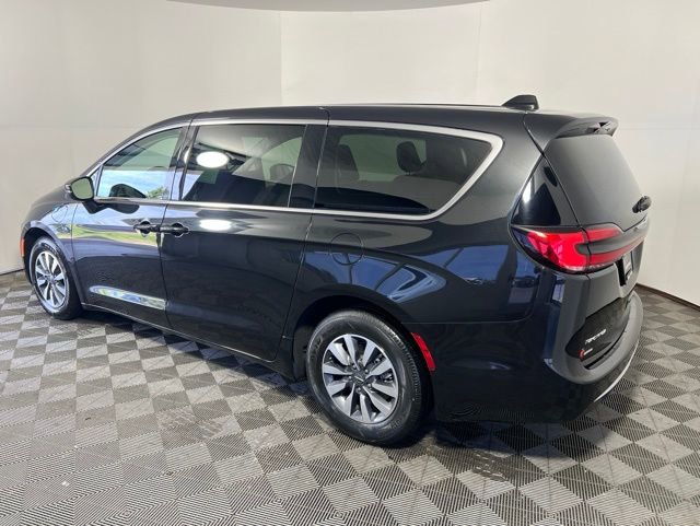 Certified 2023 Chrysler Pacifica Touring-L FWD image 6