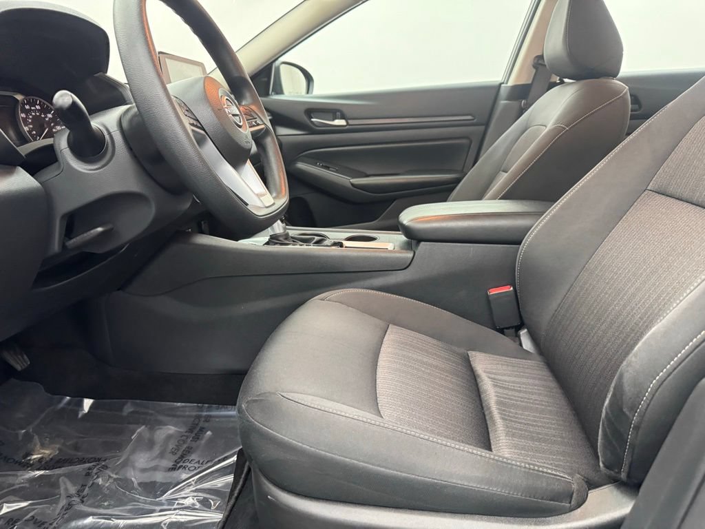Used 2025 Nissan Altima 2.5 SV FWD image 14