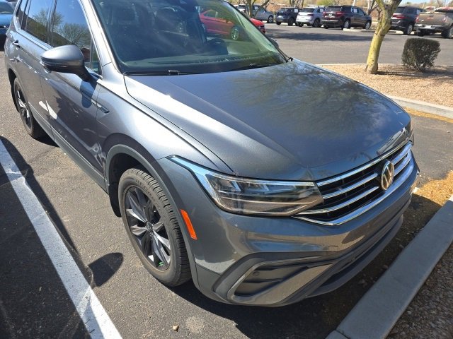 Used 2022 Volkswagen Tiguan SE w/ Panoramic Sunroof Package image 2