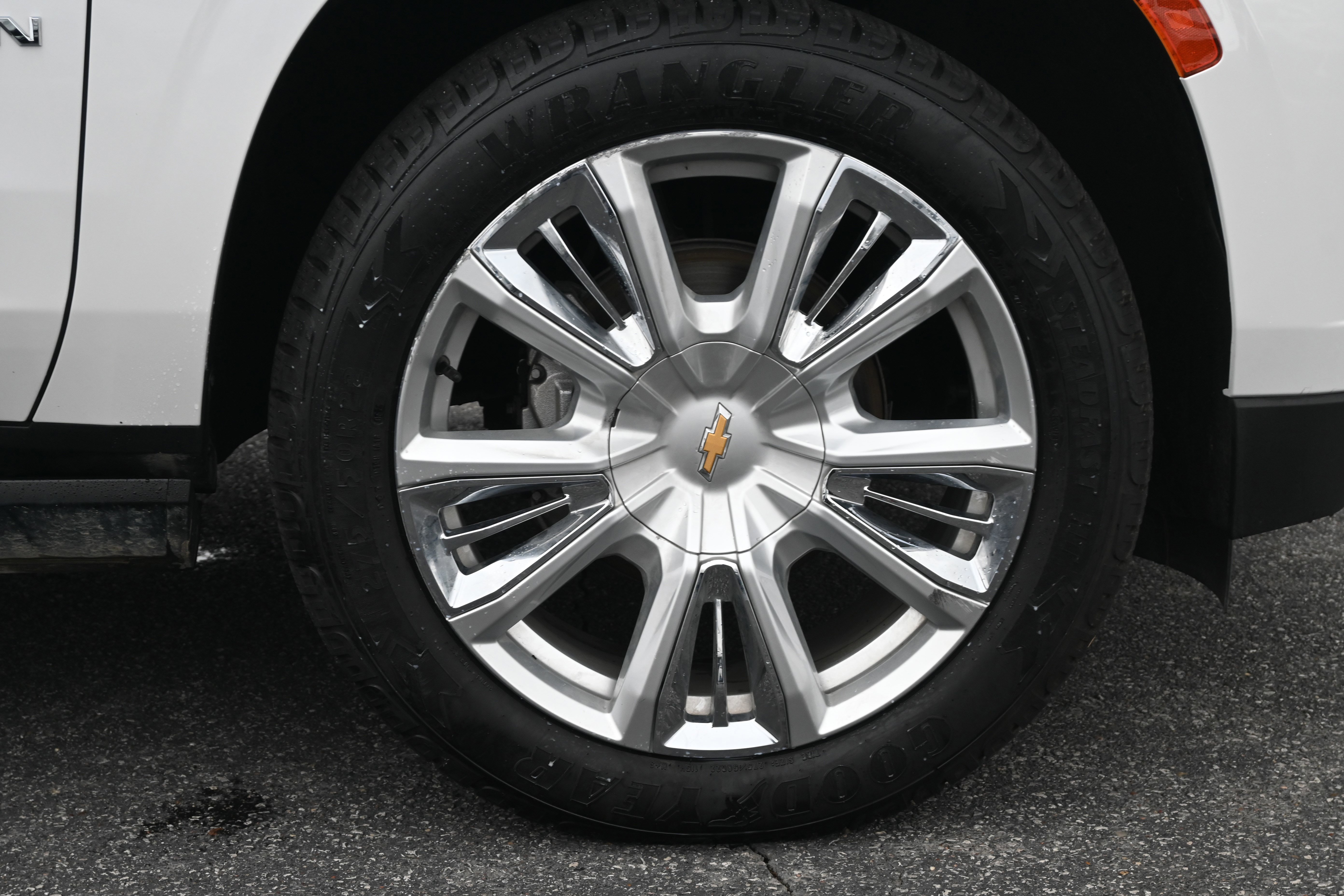 Used 2023 Chevrolet Suburban High Country image 15