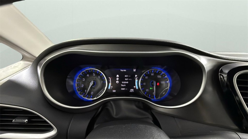 Used 2024 Chrysler Pacifica Touring-L image 20