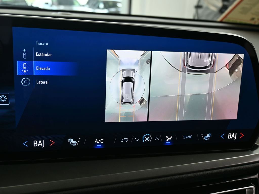 Used 2024 Chevrolet Traverse LT FWD image 20