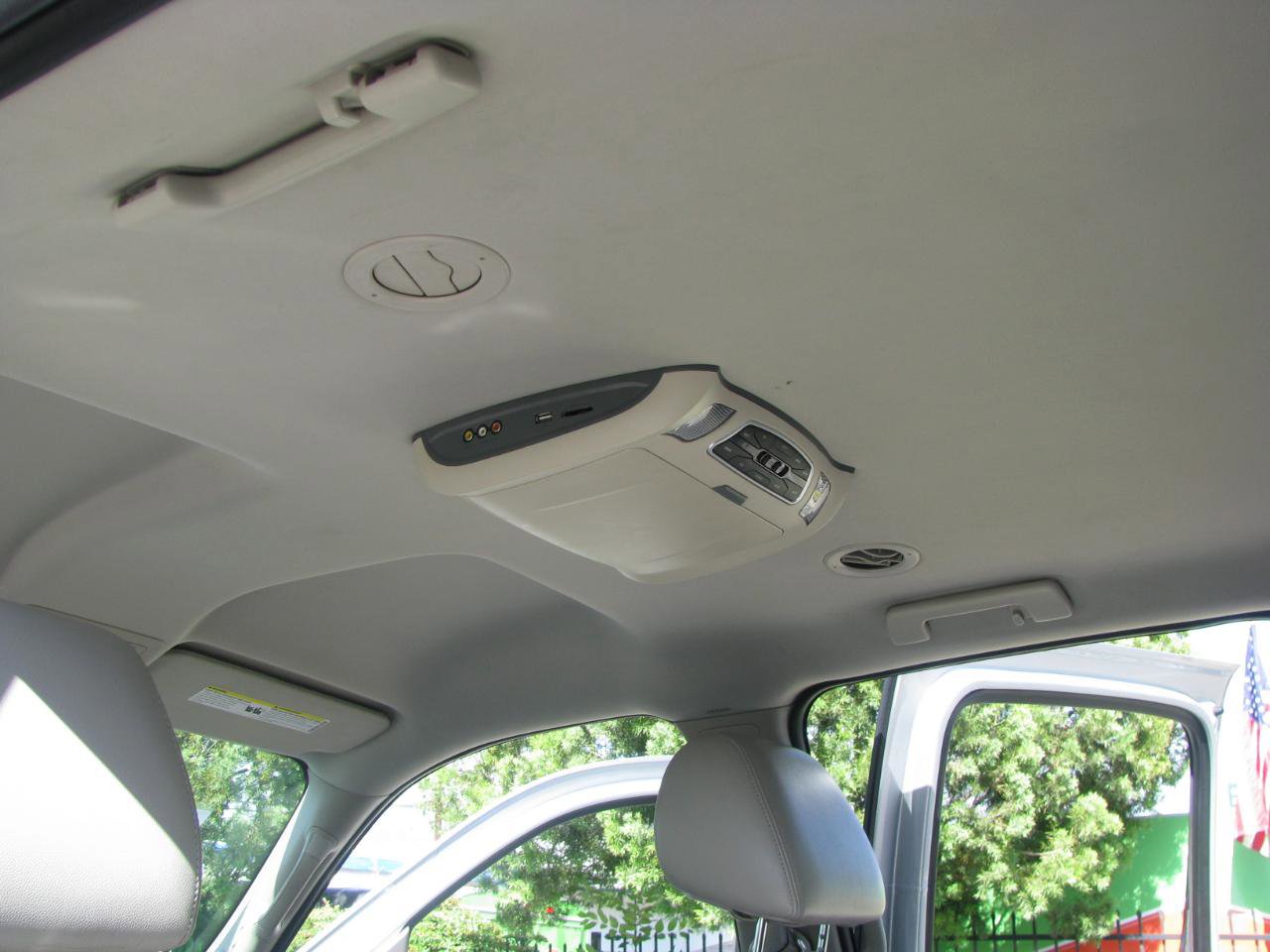 Used 2014 Chevrolet Suburban LT RWD image 9