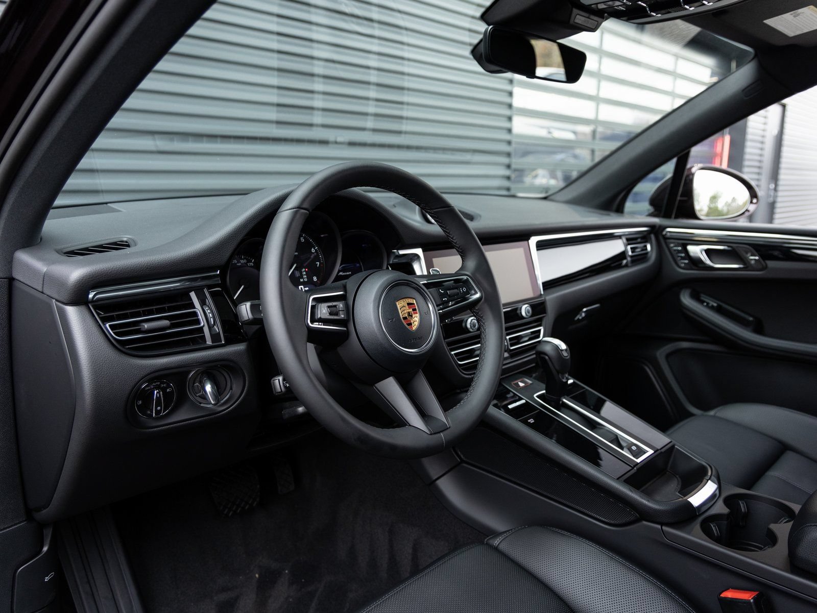 Certified 2026 Porsche Macan AWD/4WD image 4