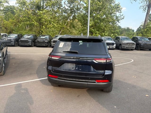 Used 2023 Jeep Grand Cherokee Limited w/ Black Appearance Package AWD/4WD image 6