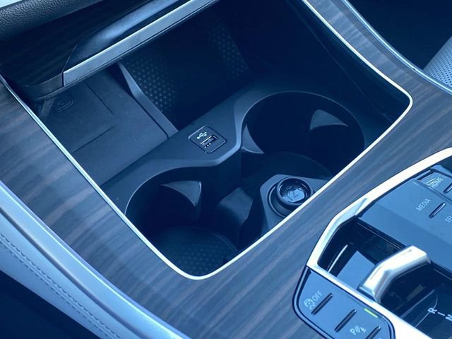 Certified 2025 BMW X5 xDrive50e w/ Premium Package image 32