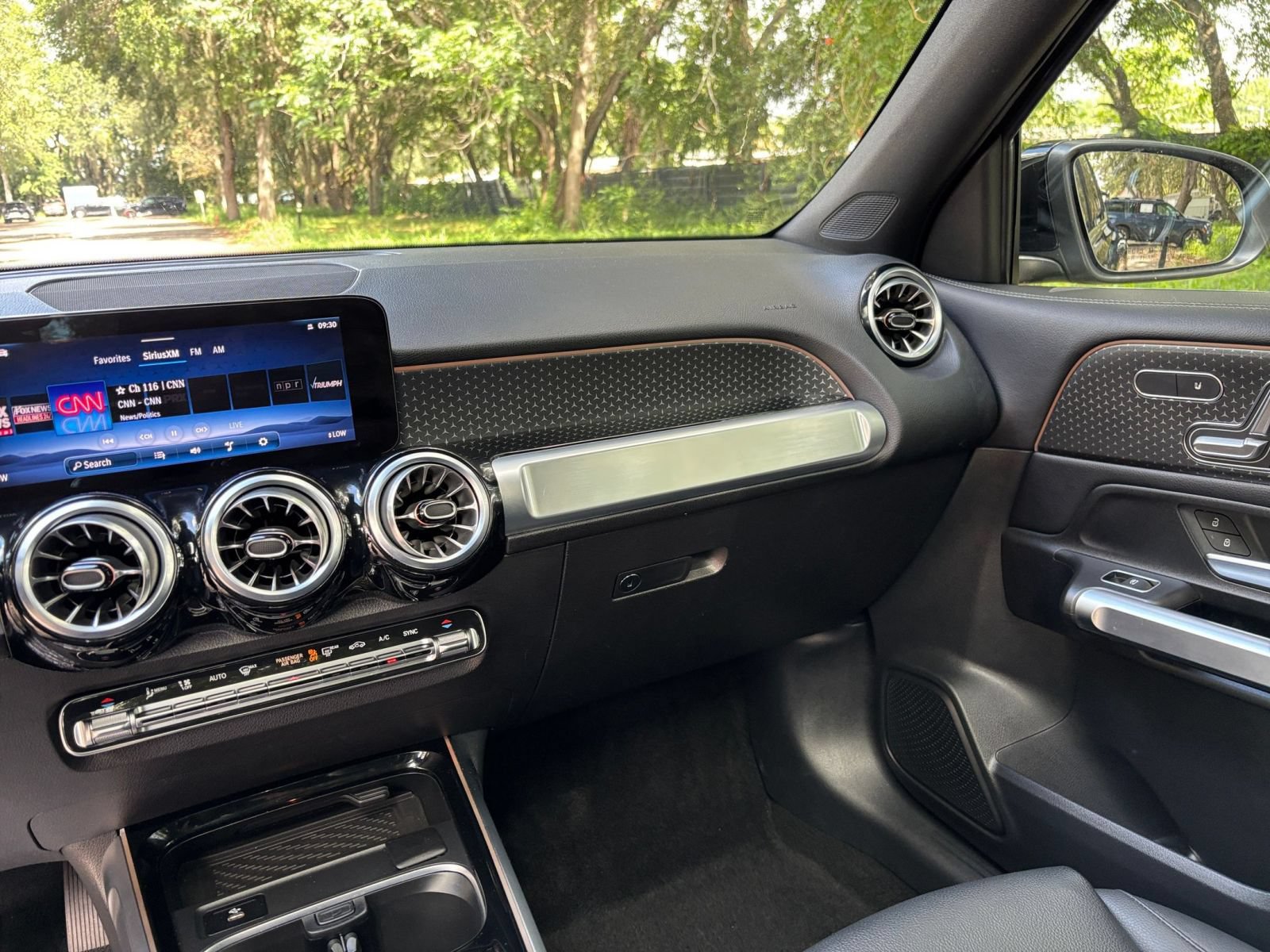 Used 2025 Mercedes-Benz GLB 250 4MATIC image 37