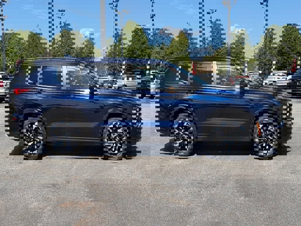 Used 2024 Mitsubishi Outlander SE image 2