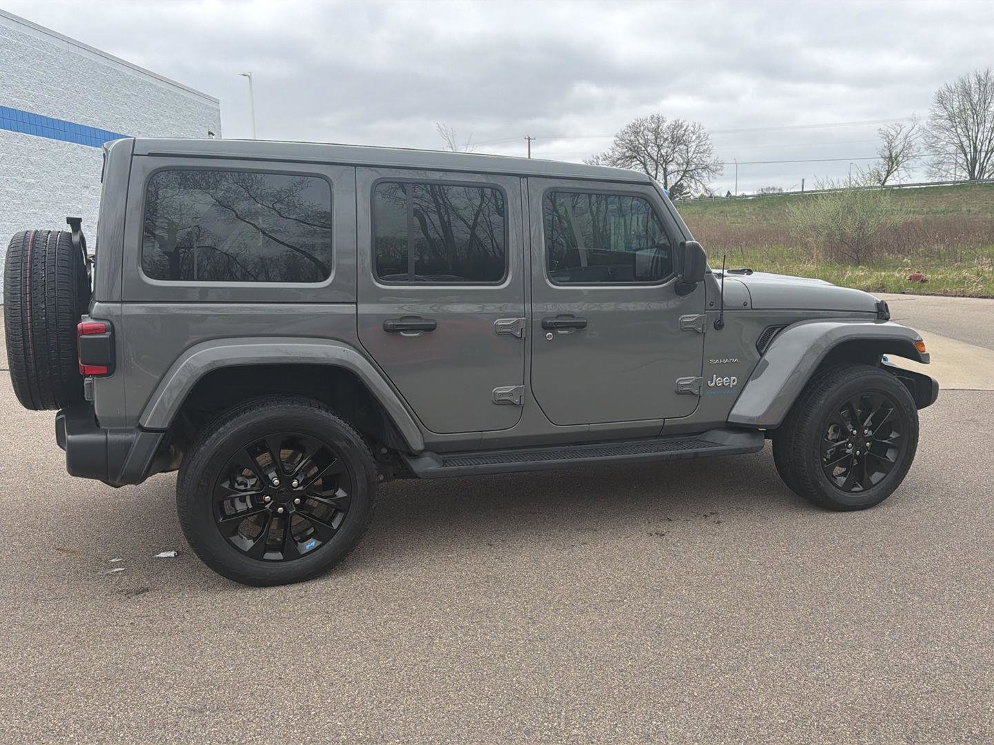 Used 2023 Jeep Wrangler Unlimited Sahara w/ Cold Weather Group AWD/4WD image 6