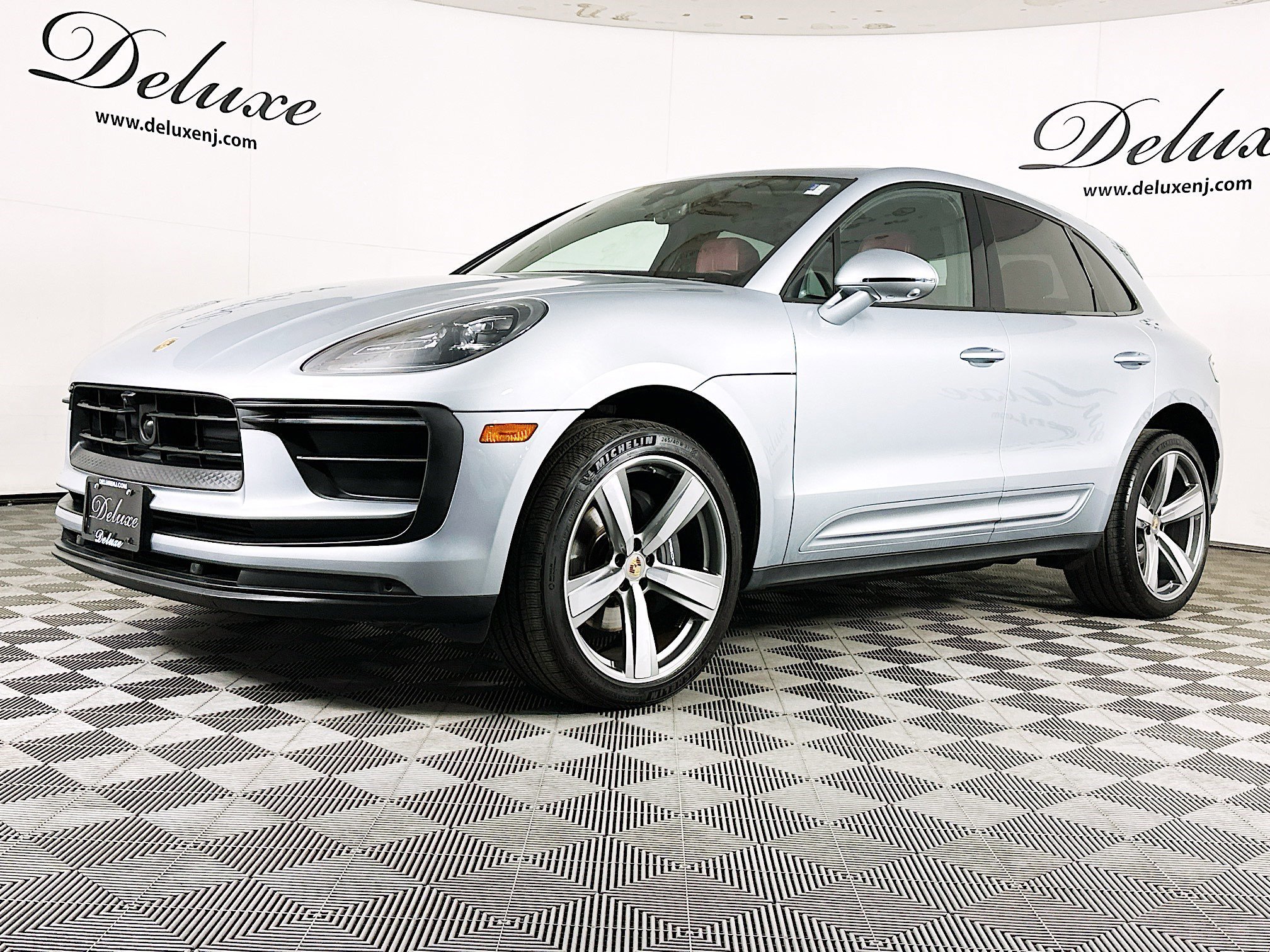 Used 2024 Porsche Macan AWD/4WD image 3