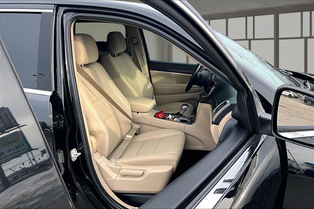 Used 2022 Jeep Grand Cherokee Laredo E image 8