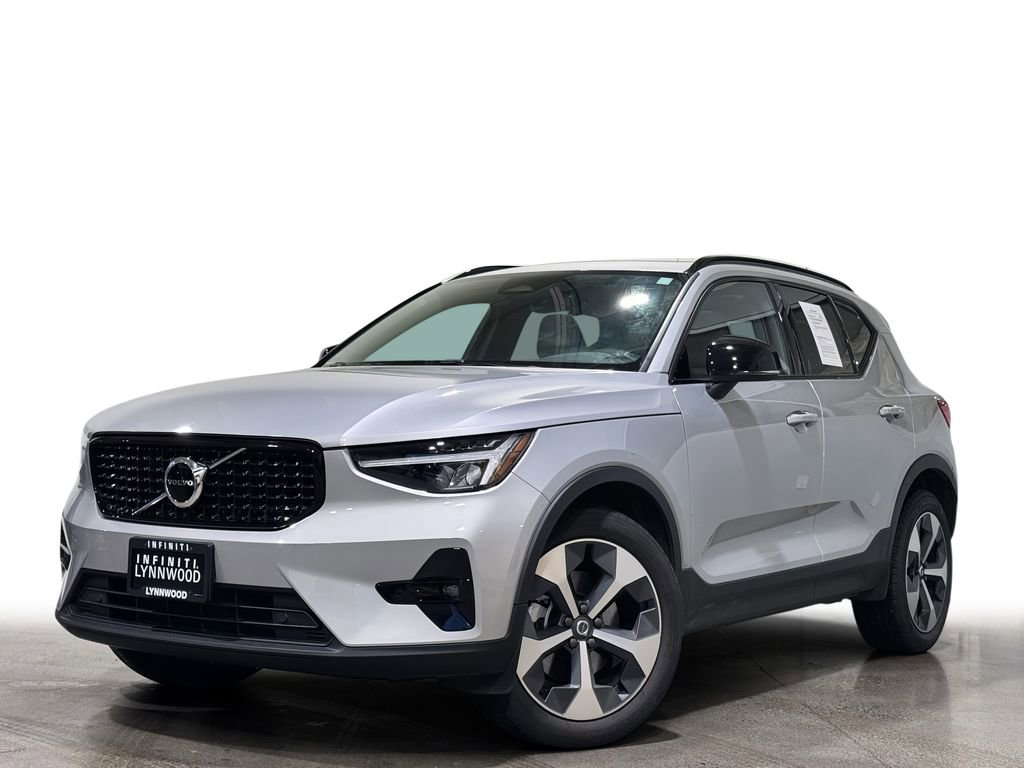 Used 2023 Volvo XC40 B5 Plus image 1