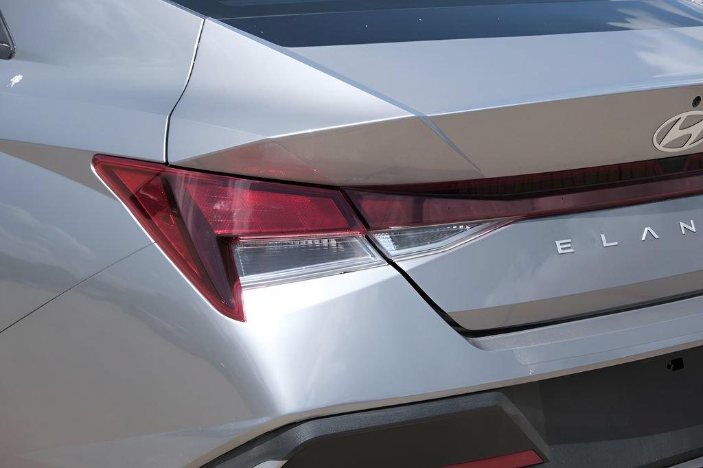 Used 2025 Hyundai Elantra SE FWD image 29
