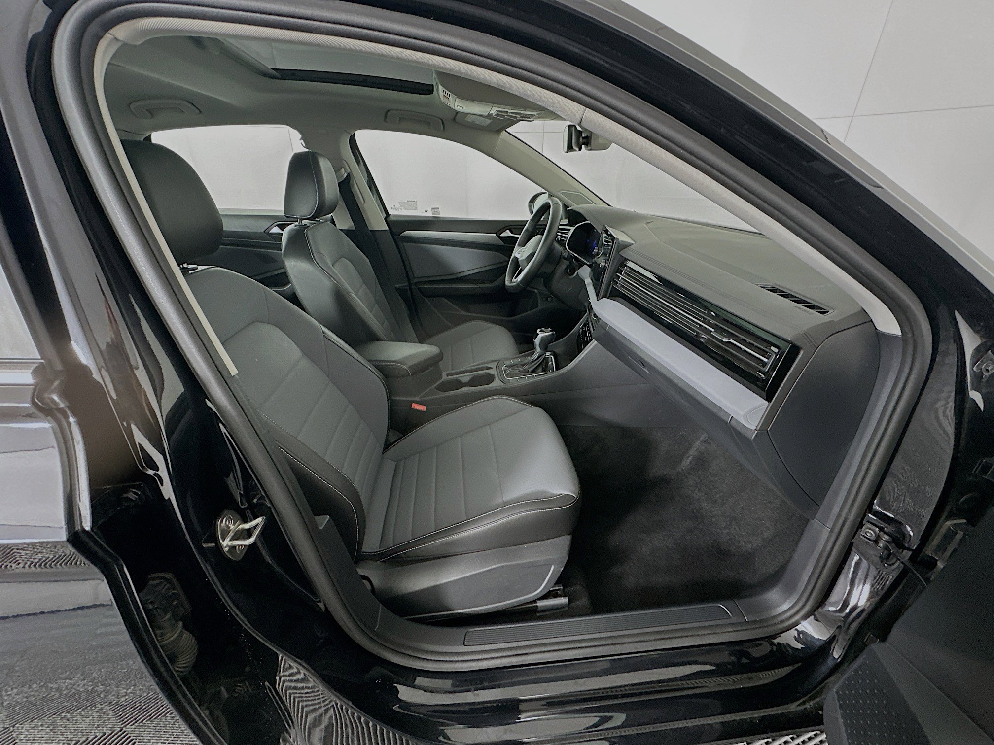 Used 2025 Volkswagen Jetta SE image 32